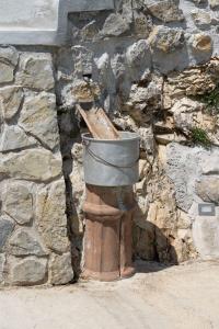 un idrante a fuoco seduto accanto a un muro di pietra di TRA... INCANTO E NATURA a Tramonti