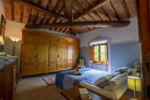 ein großes Schlafzimmer mit einem Bett und Holzschränken in der Unterkunft Villa Mocarello in Poggibonsi