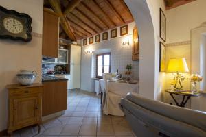 eine Küche mit einer Theke und einer Uhr an der Wand in der Unterkunft Villa Mocarello in Poggibonsi + 97 Fotos