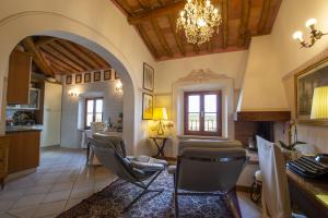 eine Küche und ein Wohnzimmer mit Stühlen und einem Kronleuchter in der Unterkunft Villa Mocarello in Poggibonsi