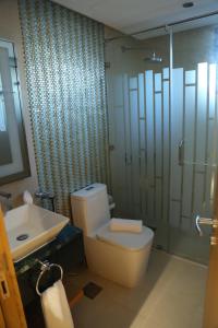 ein Bad mit einem WC, einem Waschbecken und einer Dusche in der Unterkunft Meshal Hotel in Manama