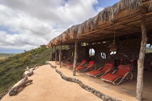 eine Sitzgruppe auf einer Veranda einer Hütte in der Unterkunft Original Maasai Lodge – Africa Amini Life in Ngare Nanyuki
