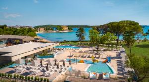 Изглед към басейн в Victoria Mobilehome in Padova Premium Camping Resort или наблизо
