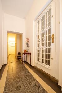 a hallway with a large window and a table at Appartment Stadtgarten in Tuttlingen