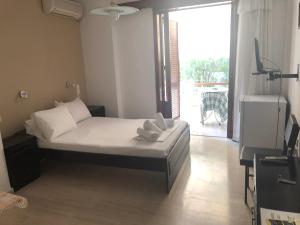 A bed or beds in a room at Dimitris Rooms