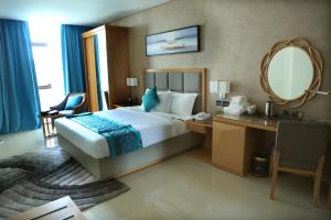 سرير أو أسرّة في غرفة في Meshal Hotel