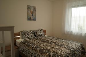 Postel nebo postele na pokoji v ubytování Holiday Apartman with Free Parking