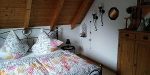 Un dormitorio con una cama con almohadas. en Ferienwohnungen am historischen Ludwigskanal, en Kelheim