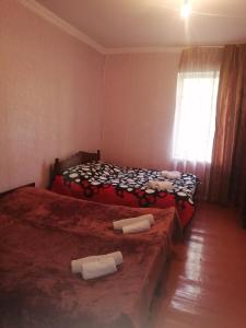 Letto o letti in una camera di Jeiran Japaridze's Guesthouse