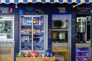 una tienda con 2 neveras con comida y bebida en ibis budget Muenchen City Olympiapark en Múnich