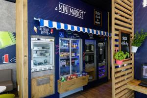 um mini-mercado com dois frigoríficos numa loja em ibis budget Muenchen City Olympiapark em Munique