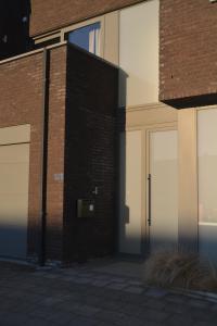 um edifício de tijolos com duas portas de garagem em Appartroom Hasselt em Hasselt