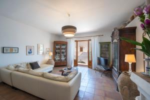 un soggiorno con divano e TV di Casa Ella with Private Parking a Praiano