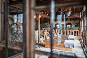 Restauracja lub miejsce do jedzenia w obiekcie Wellnessresidenz Alpenrose