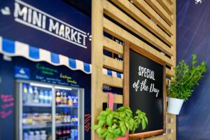 un magasin muni d'un panneau sur le côté d'un magasin; dans l'établissement ibis budget Muenchen City Olympiapark, à Munich