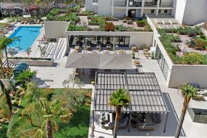 an aerial view of a hotel with a pool and palm trees at Hotel Paradiso Garden in Playa de Palma