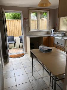 Kuchyň nebo kuchyňský kout v ubytování The Annexe Room Hea Close + 9 fotografií