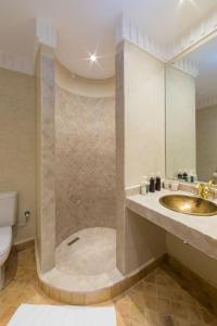 łazienka z umywalką i toaletą w obiekcie Chez Ichou w mieście Aït Idaïr