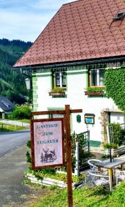 ein Gebäude mit einem Schild davor in der Unterkunft Gasthof Zum Lugauer in Radmer an der Hasel