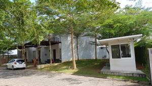 una casa con un coche aparcado delante de ella en Redwood Residence, en Pangkalpinang