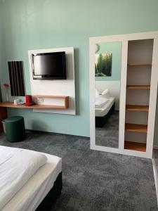 Postel nebo postele na pokoji v ubytování AUSZEIT DAS HOTEL Schweitenkirchen