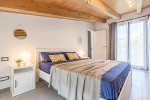 斯培西亚Luxury Summer House的一间带床和大窗户的卧室
