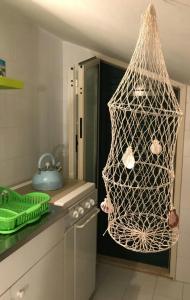 kuchnia z siatką zwisającą z sufitu w obiekcie Mare Addosso w mieście Marina di Ragusa +20 zdjęć