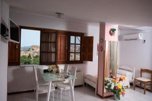 una cucina e una sala da pranzo con tavolo e sedie di B&B Panorama a Castelbuono