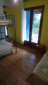 Rúm í herbergi á Friendly Auberge