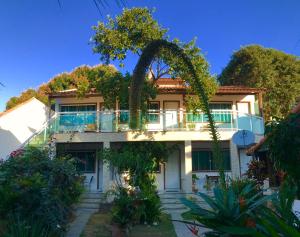 an exterior view of a house with plants at MARESIA Porto da Barra in Búzios