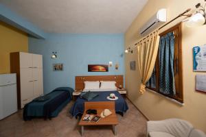 ein Schlafzimmer mit einem Bett und einem Tisch darin in der Unterkunft B&B Panorama in Castelbuono