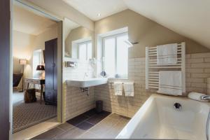 Koupelna v ubytování Hotel Goldene Traube - by Neugart