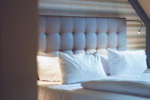 Postel nebo postele na pokoji v ubytování Hotel Goldene Traube - by Neugart