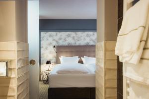 Säng eller sängar i ett rum på Hotel Goldene Traube - by Neugart