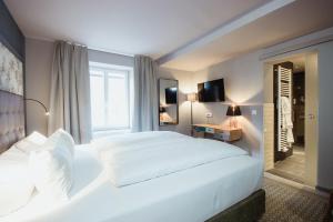 Postel nebo postele na pokoji v ubytování Hotel Goldene Traube - by Neugart