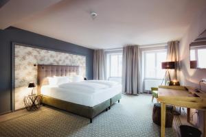 Postel nebo postele na pokoji v ubytování Hotel Goldene Traube - by Neugart