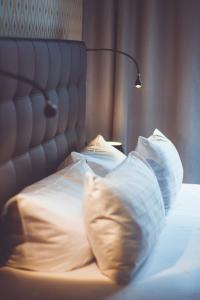 Postel nebo postele na pokoji v ubytování Hotel Goldene Traube - by Neugart