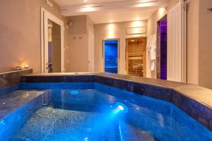 una piscina en una casa de agua azul en Borgo di Villa Cellaia Resort & SPA, en Dicomano