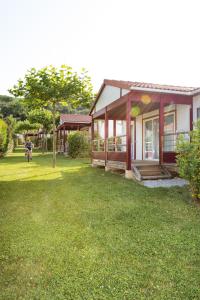 Domaine Chalets Larlapean外面的花园