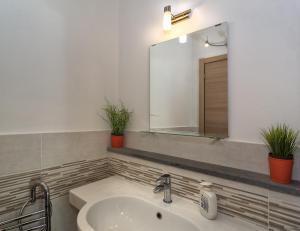 bagno con lavandino e specchio di La Candelaria a Pisa