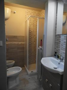 een badkamer met een toilet, een wastafel en een douche bij HOME ORTE in Orte