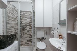 Et badeværelse på Apartments Tivoli