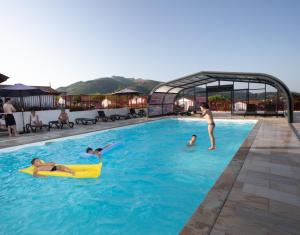 Domaine Chalets Larlapean内部或周边的泳池
