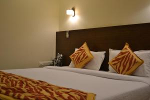 En eller flere senge i et værelse på Hotel Adi