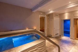 Bazén v ubytování Borgo di Villa Cellaia Resort & SPA nebo v jeho okolí
