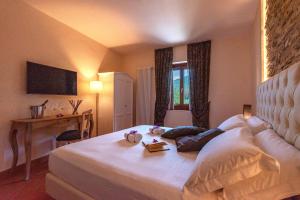 Postel nebo postele na pokoji v ubytování Borgo di Villa Cellaia Resort & SPA