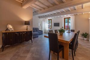 TV a/nebo společenská místnost v ubytování Borgo di Villa Cellaia Resort & SPA