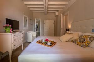 Postel nebo postele na pokoji v ubytování Borgo di Villa Cellaia Resort & SPA