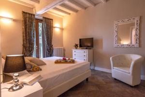 TV a/nebo společenská místnost v ubytování Borgo di Villa Cellaia Resort & SPA