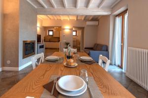 TV a/nebo společenská místnost v ubytování Borgo di Villa Cellaia Resort & SPA
